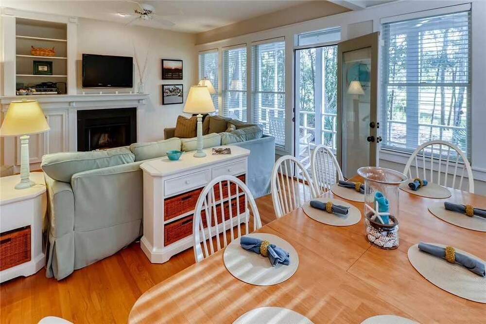 Watch the golfers play, quiet forest area, spacious home, BHI