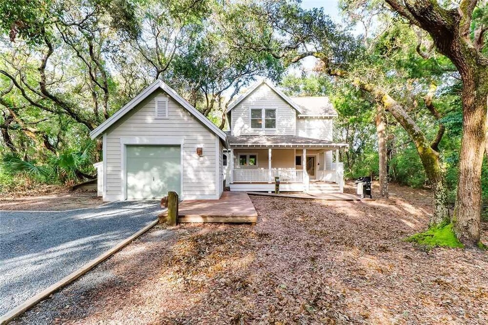 Watch the golfers play, quiet forest area, spacious home, BHI