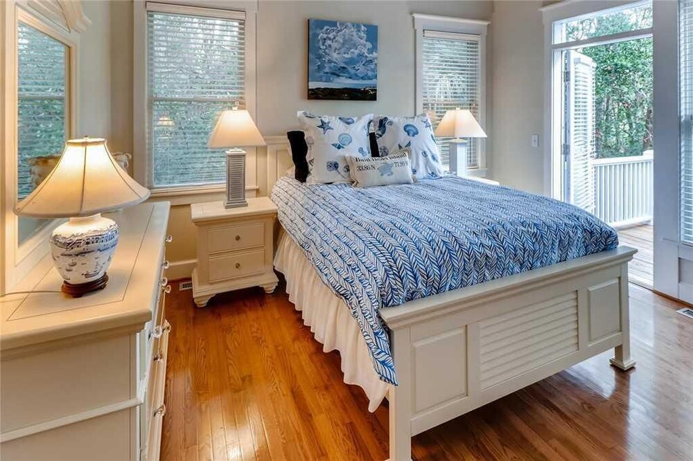 Watch the golfers play, quiet forest area, spacious home, BHI