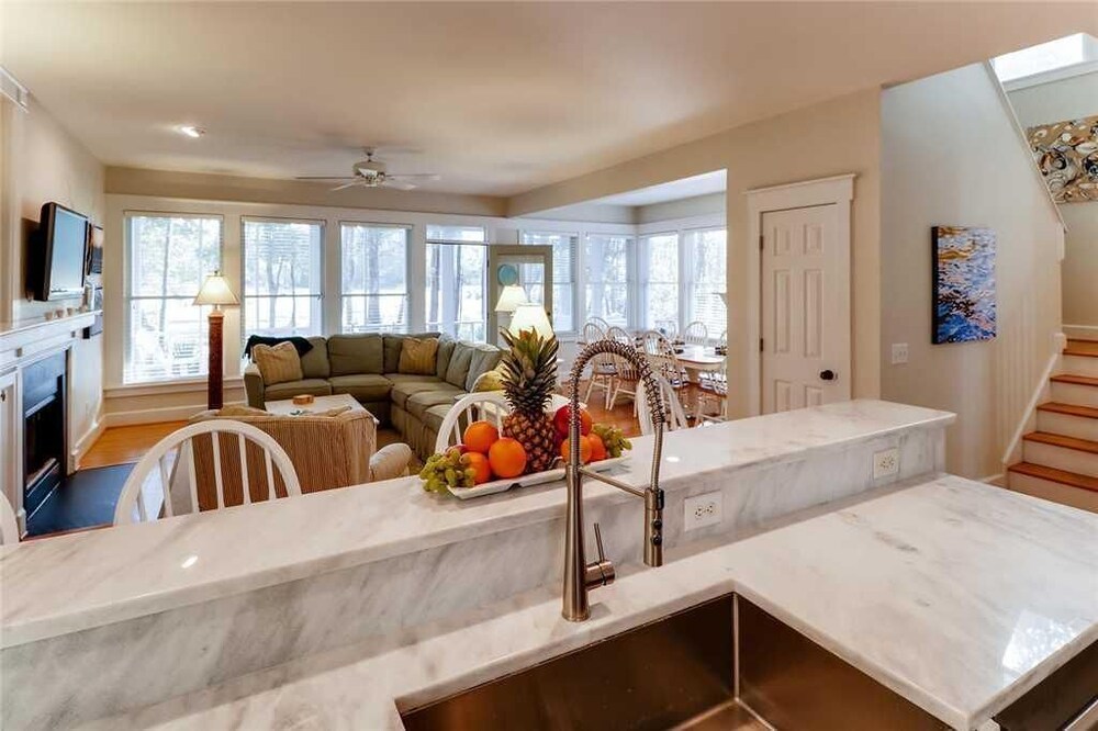 Watch the golfers play, quiet forest area, spacious home, BHI