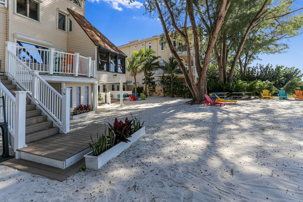 Beach Hugger 2 - Newly remodeled, charming beach front bungalow!