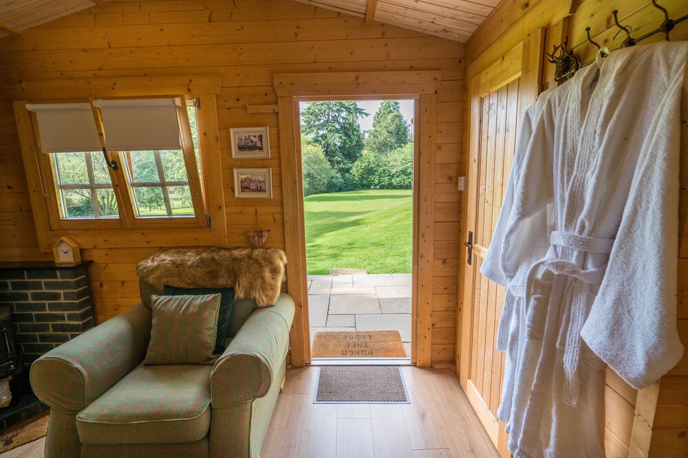 Charming 1-bed Lodge, Wood-burning Hot Tub