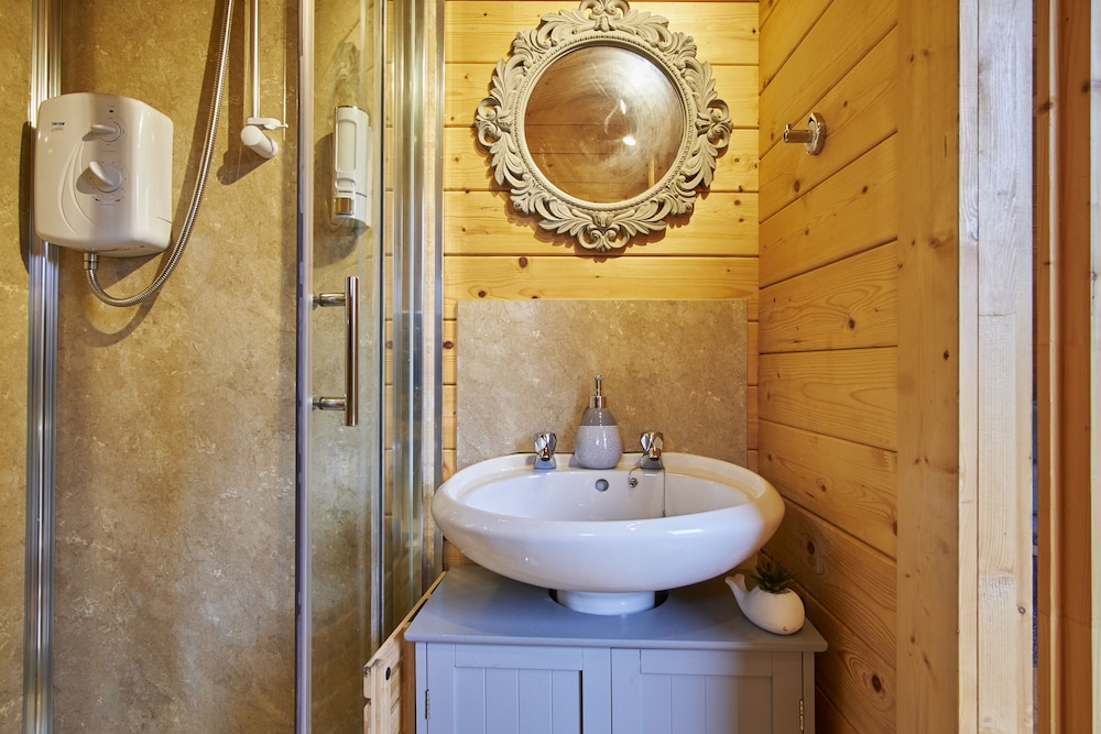 Charming 1-bed Lodge, Wood-burning Hot Tub