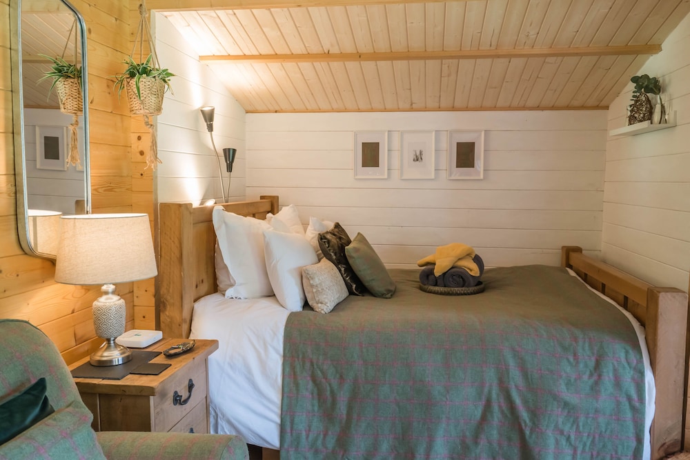 Charming 1-bed Lodge, Wood-burning Hot Tub