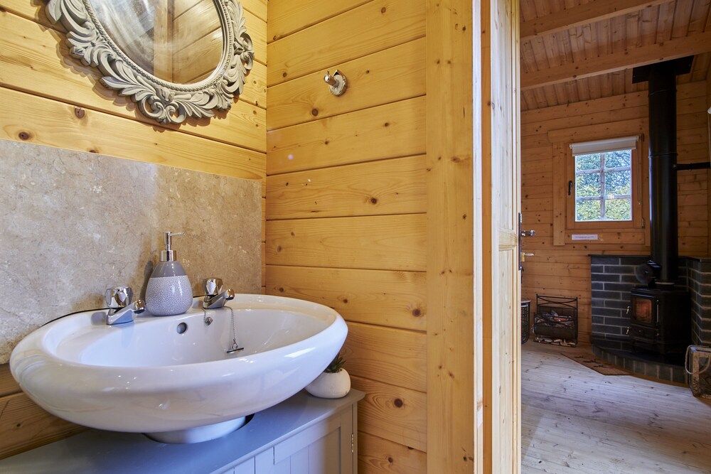 Charming 1-bed Lodge, Wood-burning Hot Tub