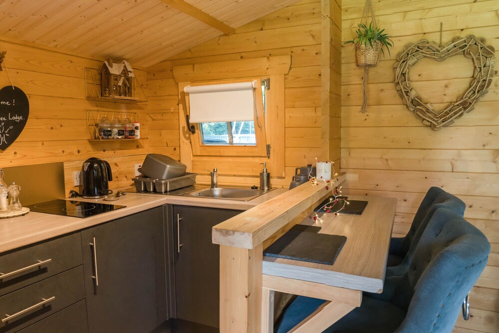 Charming 1-bed Lodge, Wood-burning Hot Tub