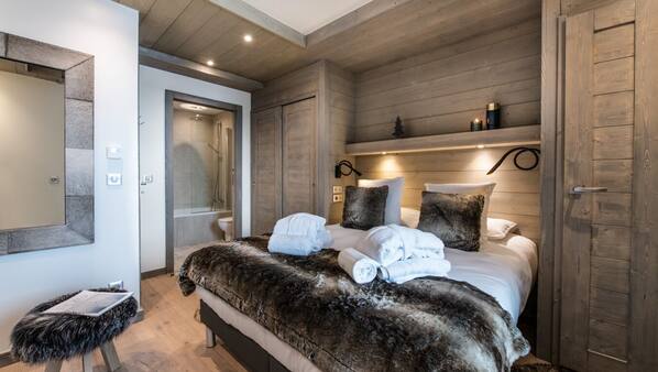 4 chambres, coffre-forts dans les chambres, fer et planche à repasser