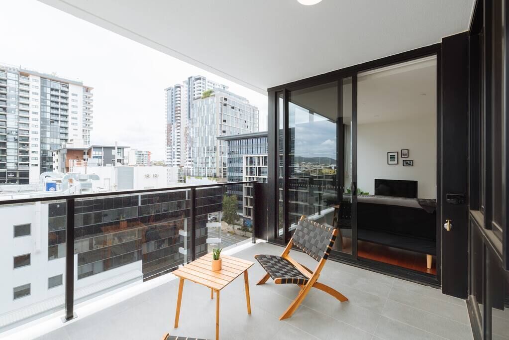 Beautiful Central Apt. Free Parking, Wifi & Pool