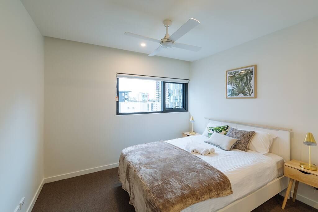 Beautiful Central Apt. Free Parking, Wifi & Pool