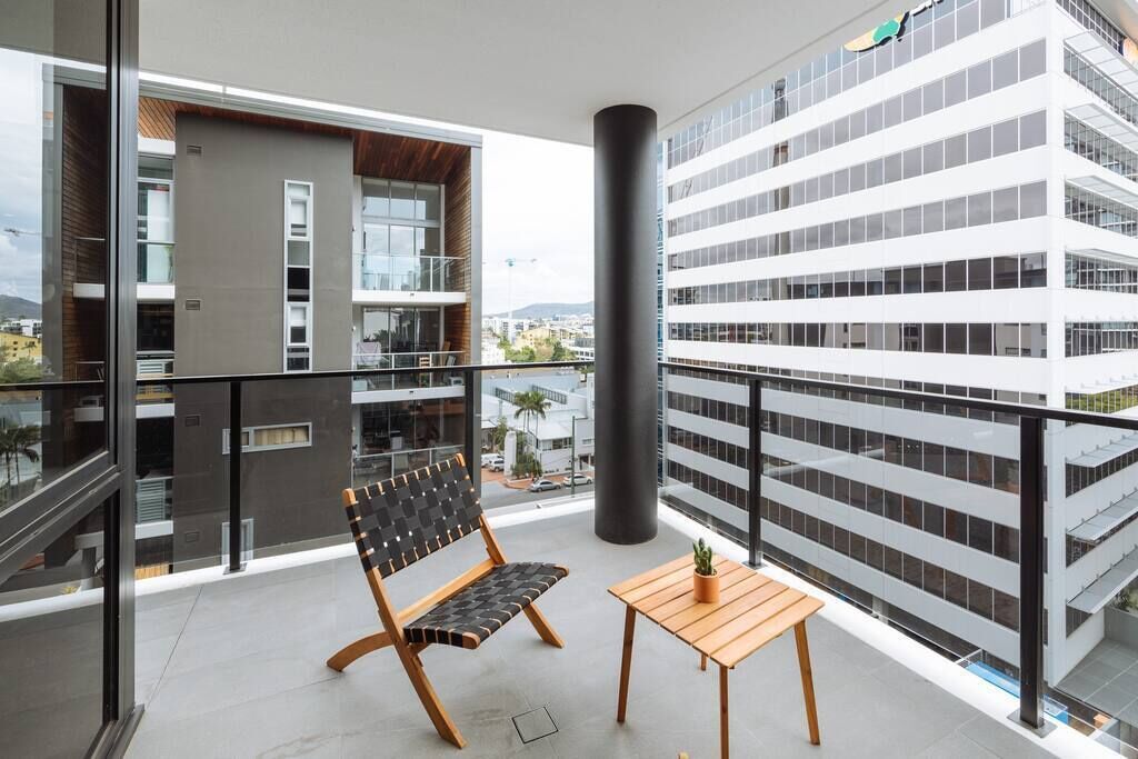 Beautiful Central Apt. Free Parking, Wifi & Pool