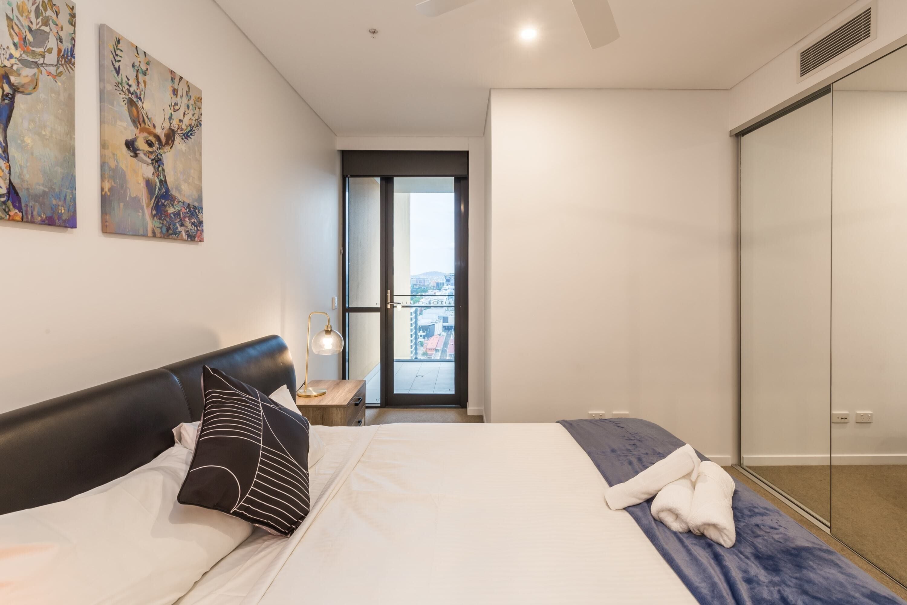 Gorgeous 2 Bed Apt-amazing Location, Free Parking