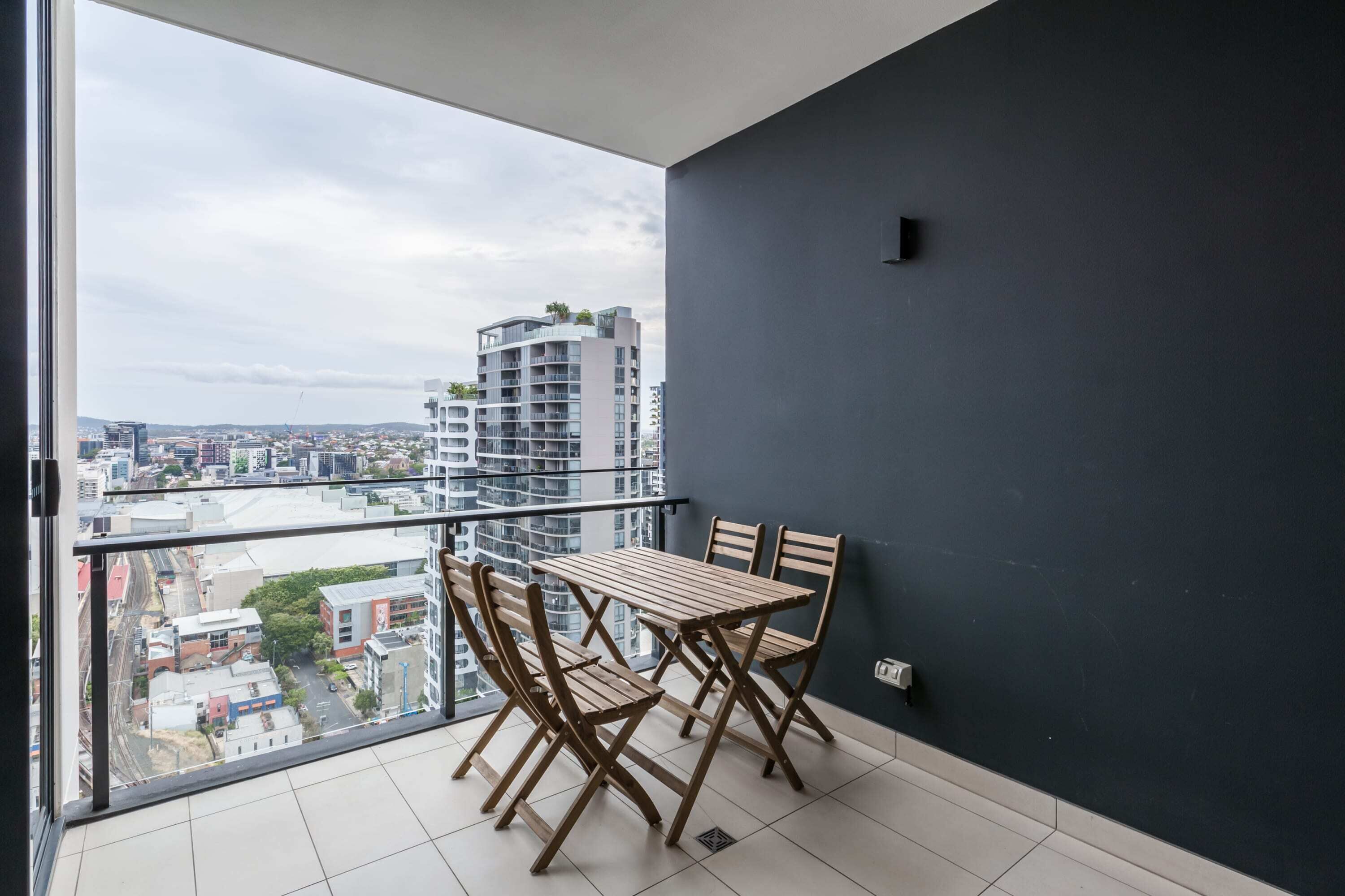 Gorgeous 2 Bed Apt-amazing Location, Free Parking