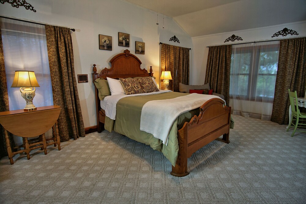 5 Bedrooms, 5.5 Baths, covered porches, hot tub, game room, walk to the square. Glen Rose Vrbo