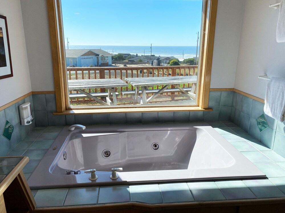 New! Private Hot Tub, Lovely Sea View, Dogs, Wine!