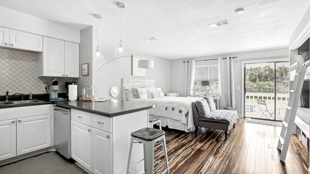 SeaSide Studio - 5 min walk to the beach!