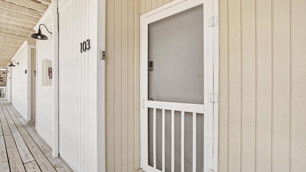 SeaSide Studio - 5 min walk to the beach!