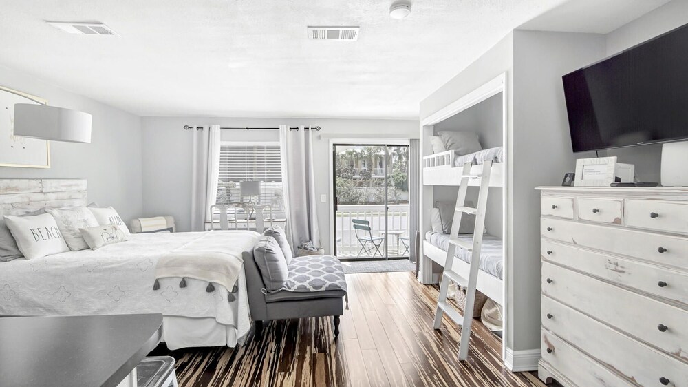 SeaSide Studio - 5 min walk to the beach!