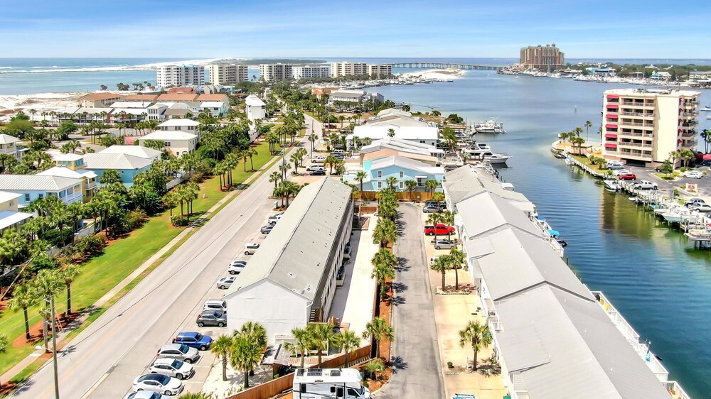 SeaSide Studio - 5 min walk to the beach!