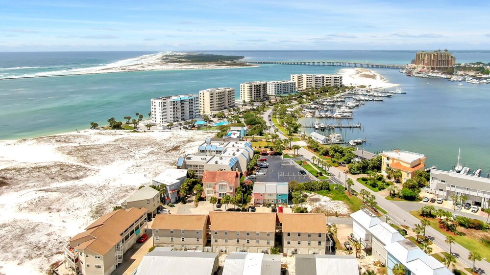 SeaSide Studio - 5 min walk to the beach!