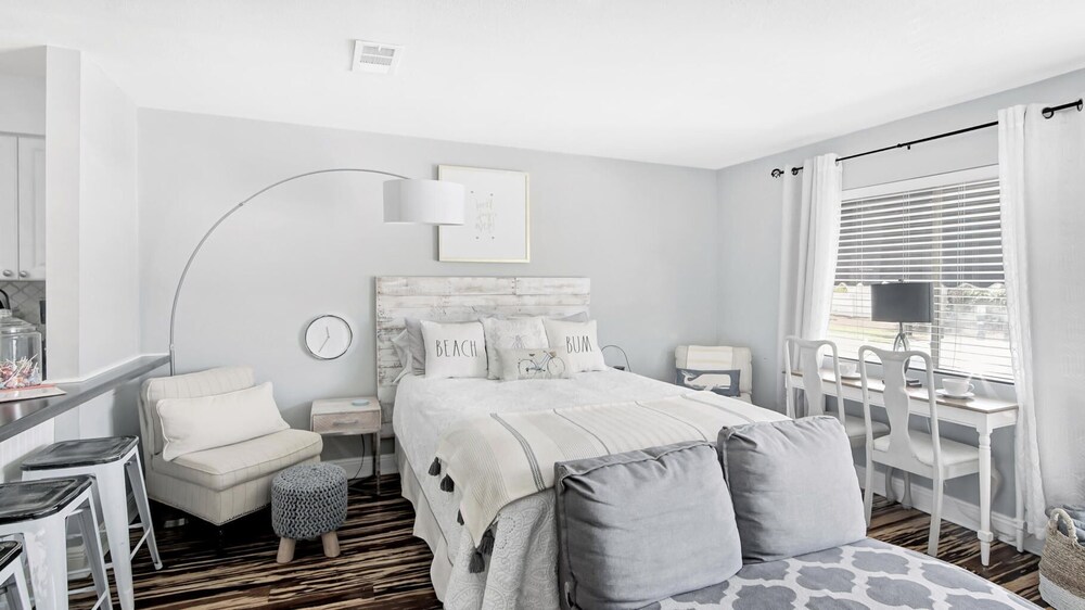 SeaSide Studio - 5 min walk to the beach!