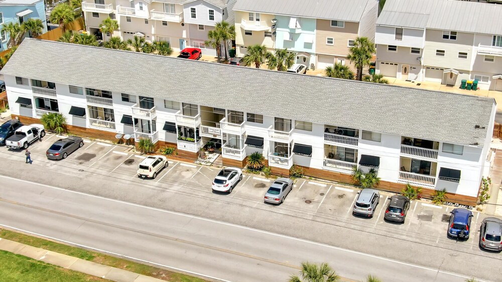 SeaSide Studio - 5 min walk to the beach!