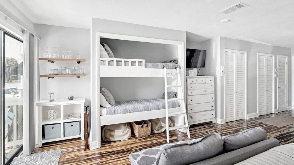 SeaSide Studio - 5 min walk to the beach!