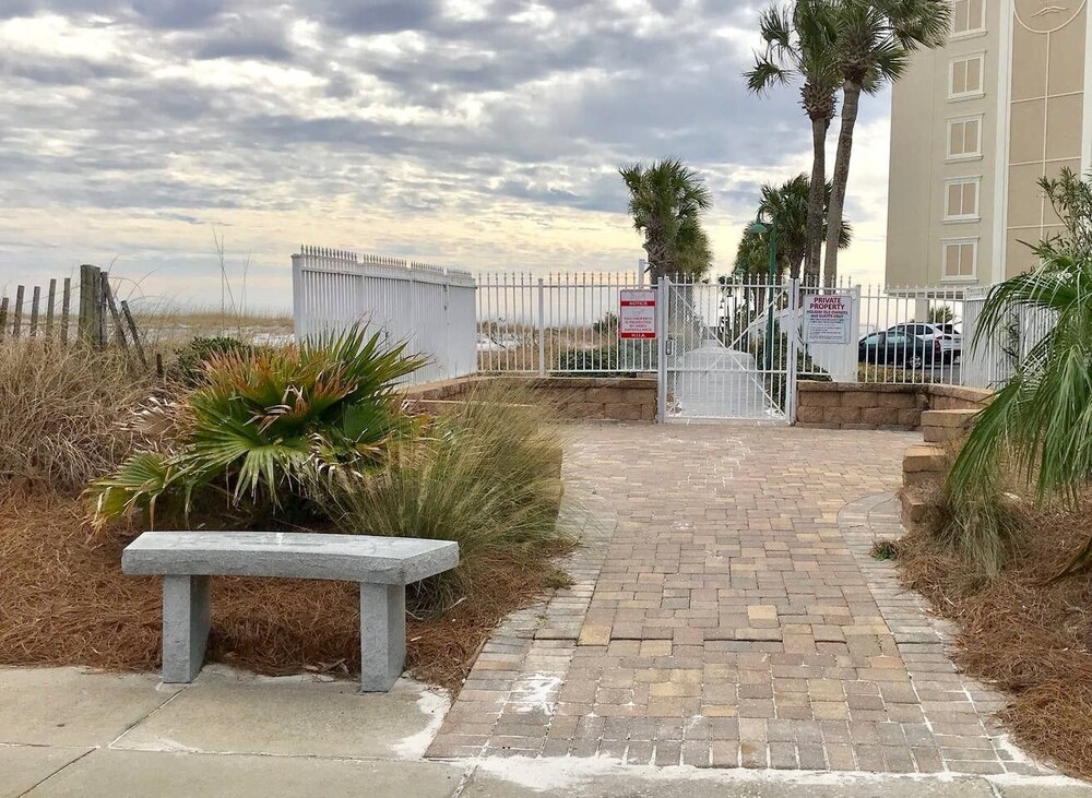 SeaSide Studio - 5 min walk to the beach!