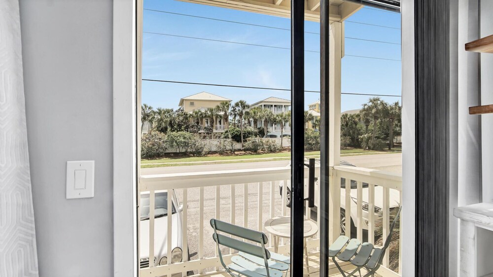 SeaSide Studio - 5 min walk to the beach!