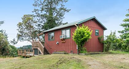 NEW Listing! Charming Cabin W/hot Tub, Near Everything in Deer Harbor - Dogs OK!