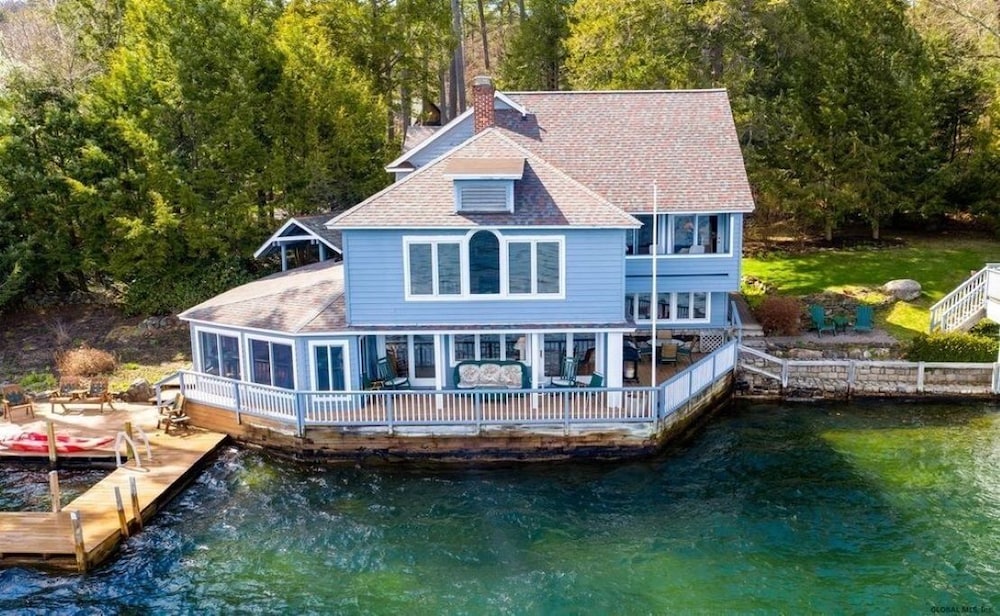 Lakefront house in the town of Bolton right on the water with private