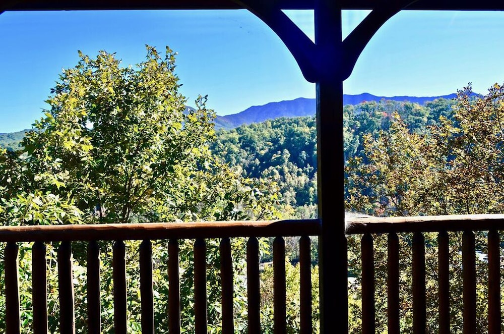 LUXURIOUS 5 BED 5 BATH CABIN WITH THEATER IN GATLINBURG FALLS- VIEWS! FUN!