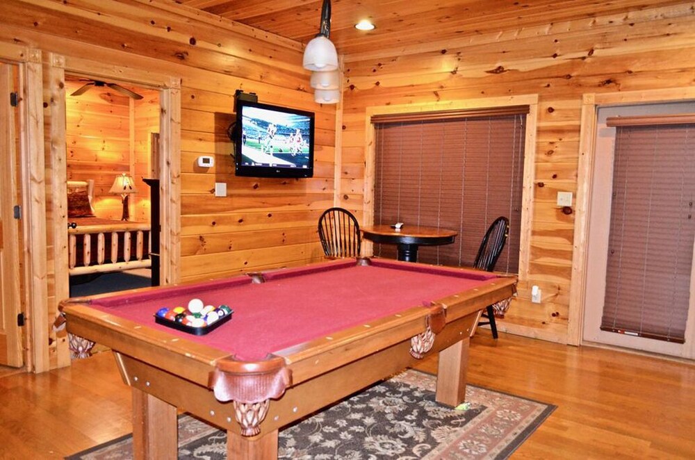 LUXURIOUS 5 BED 5 BATH CABIN WITH THEATER IN GATLINBURG FALLS- VIEWS! FUN!