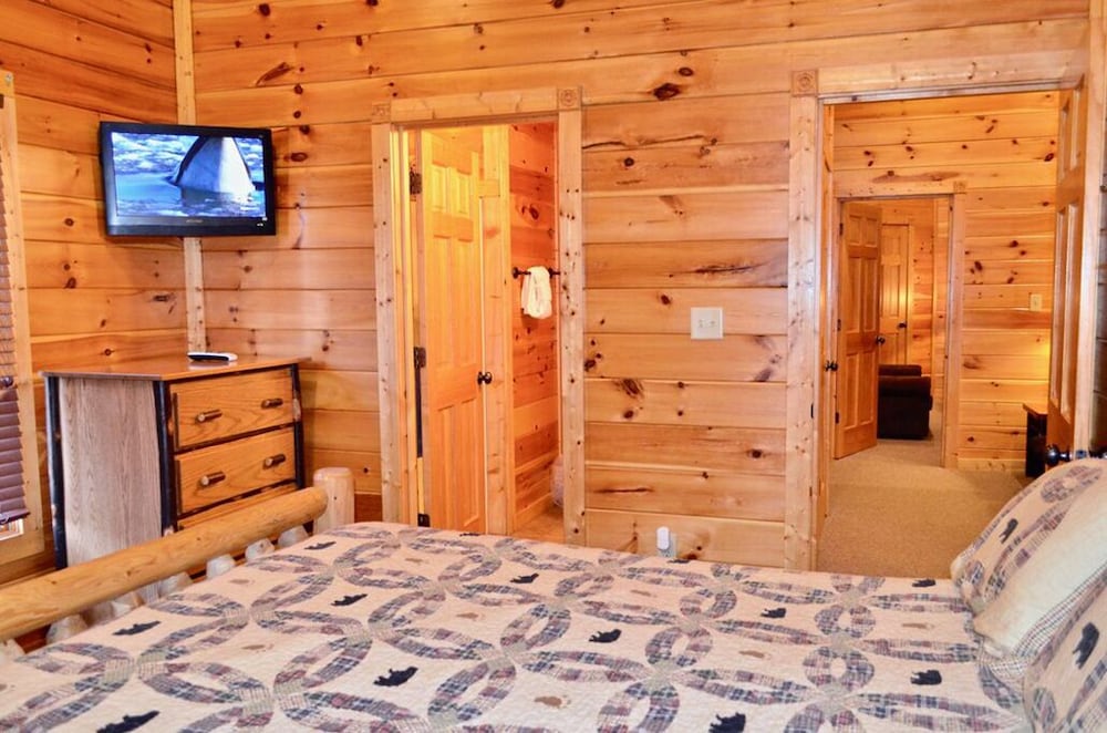 LUXURIOUS 5 BED 5 BATH CABIN WITH THEATER IN GATLINBURG FALLS- VIEWS! FUN!