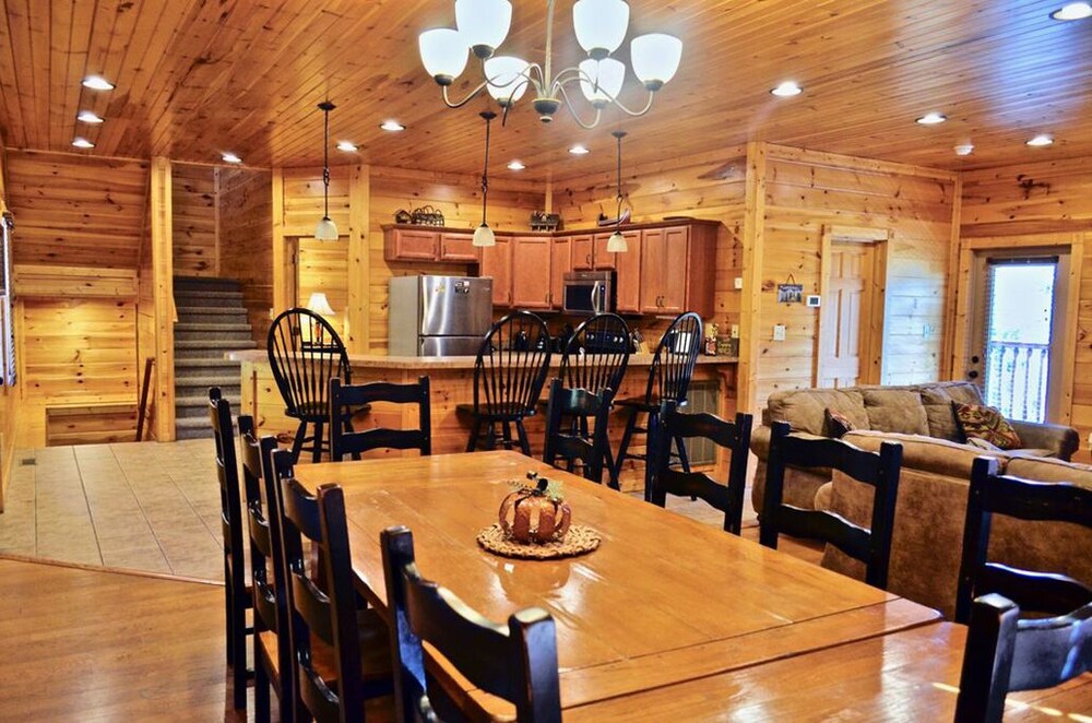 LUXURIOUS 5 BED 5 BATH CABIN WITH THEATER IN GATLINBURG FALLS- VIEWS! FUN!