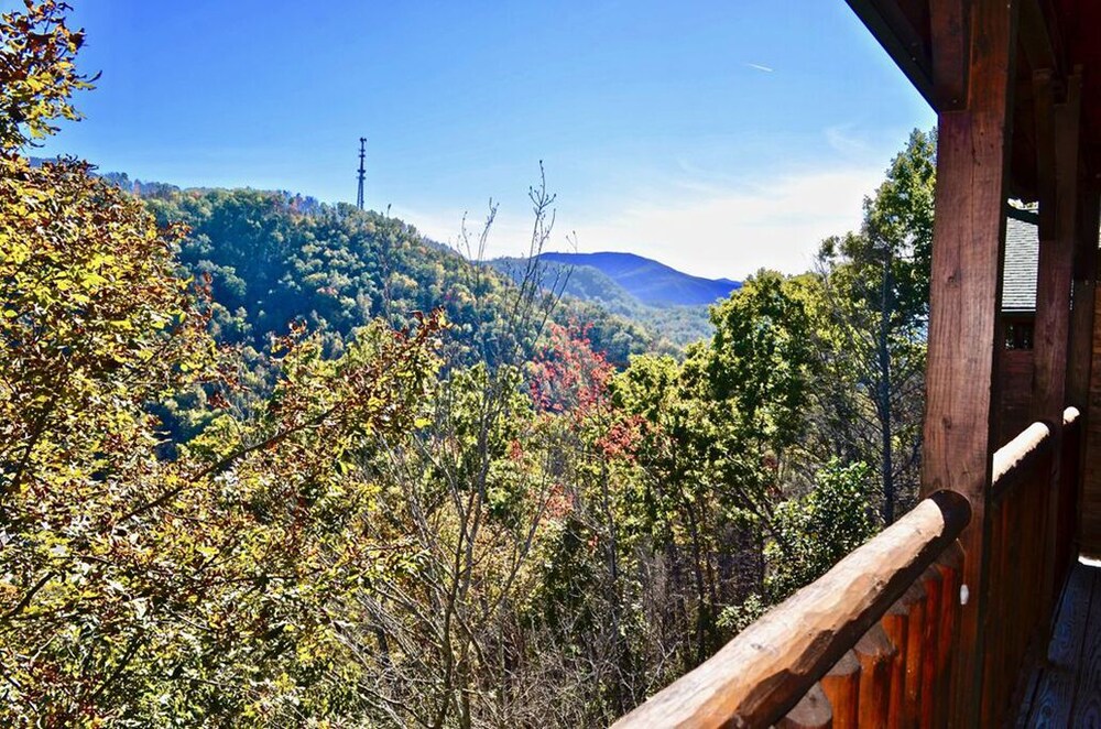 LUXURIOUS 5 BED 5 BATH CABIN WITH THEATER IN GATLINBURG FALLS- VIEWS! FUN!