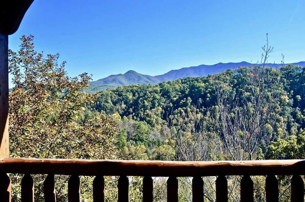 LUXURIOUS 5 BED 5 BATH CABIN WITH THEATER IN GATLINBURG FALLS- VIEWS! FUN!