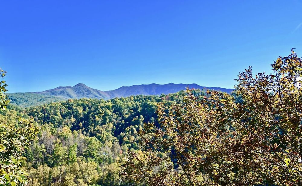 LUXURIOUS 5 BED 5 BATH CABIN WITH THEATER IN GATLINBURG FALLS- VIEWS! FUN!