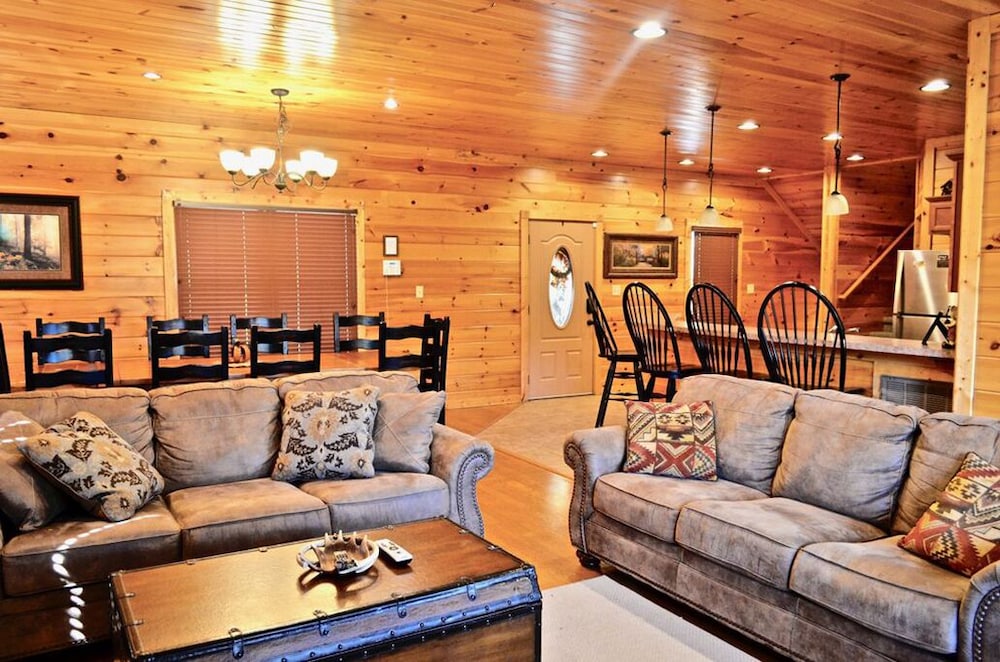 LUXURIOUS 5 BED 5 BATH CABIN WITH THEATER IN GATLINBURG FALLS- VIEWS! FUN!