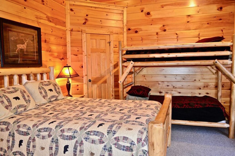 LUXURIOUS 5 BED 5 BATH CABIN WITH THEATER IN GATLINBURG FALLS- VIEWS! FUN!