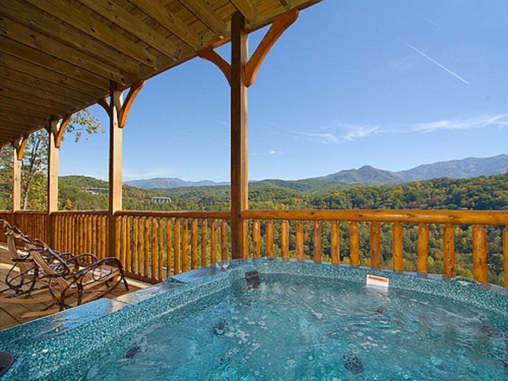 LUXURIOUS 5 BED 5 BATH CABIN WITH THEATER IN GATLINBURG FALLS- VIEWS! FUN!