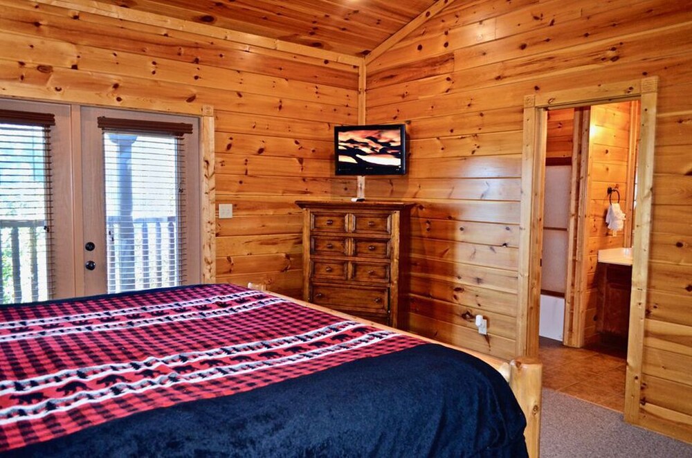 LUXURIOUS 5 BED 5 BATH CABIN WITH THEATER IN GATLINBURG FALLS- VIEWS! FUN!