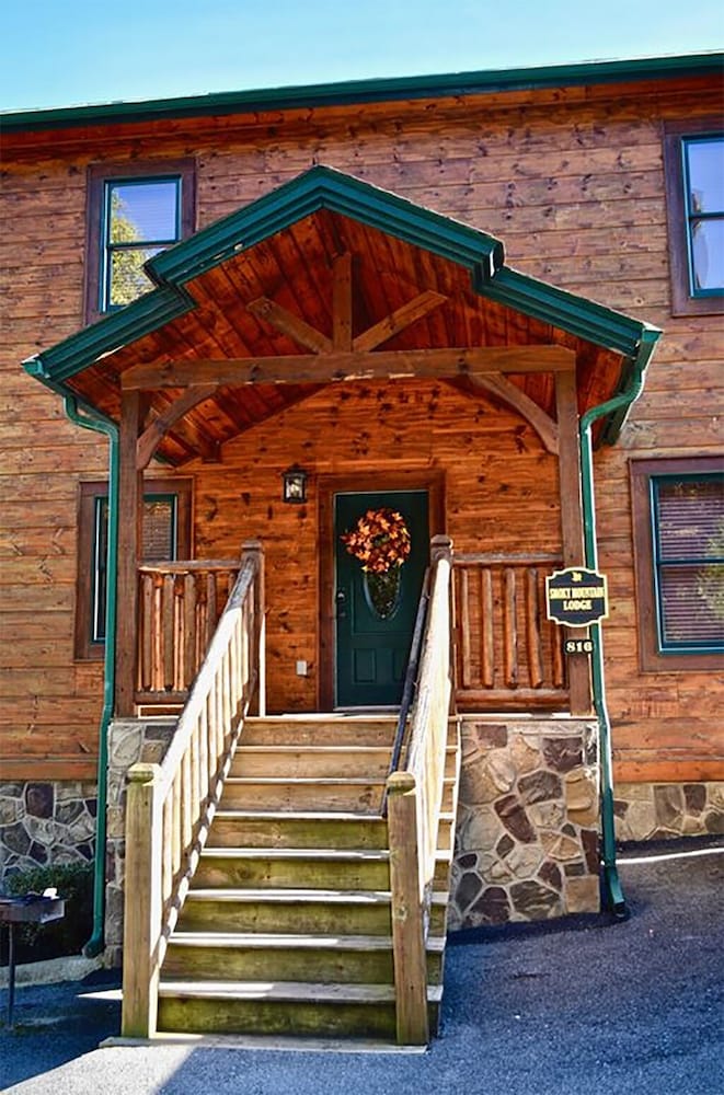 LUXURIOUS 5 BED 5 BATH CABIN WITH THEATER IN GATLINBURG FALLS- VIEWS! FUN!