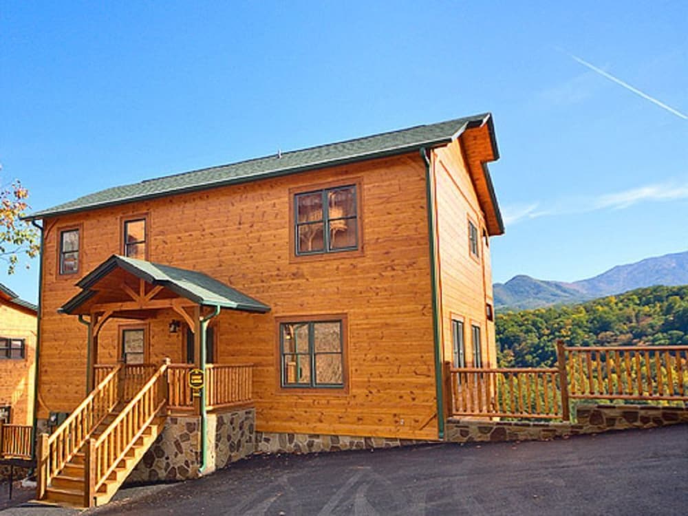 LUXURIOUS 5 BED 5 BATH CABIN WITH THEATER IN GATLINBURG FALLS- VIEWS! FUN!