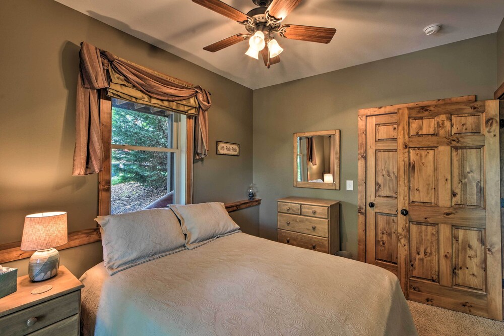 Spacious Seneca Retreat Steps to Lake Keowee! Saxony Forest Vrbo