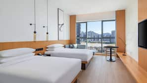 Minibar gratis, brankas, tirai kedap cahaya, dan setrika/meja setrika