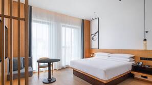 Minibar gratis, brankas, tirai kedap cahaya, dan setrika/meja setrika