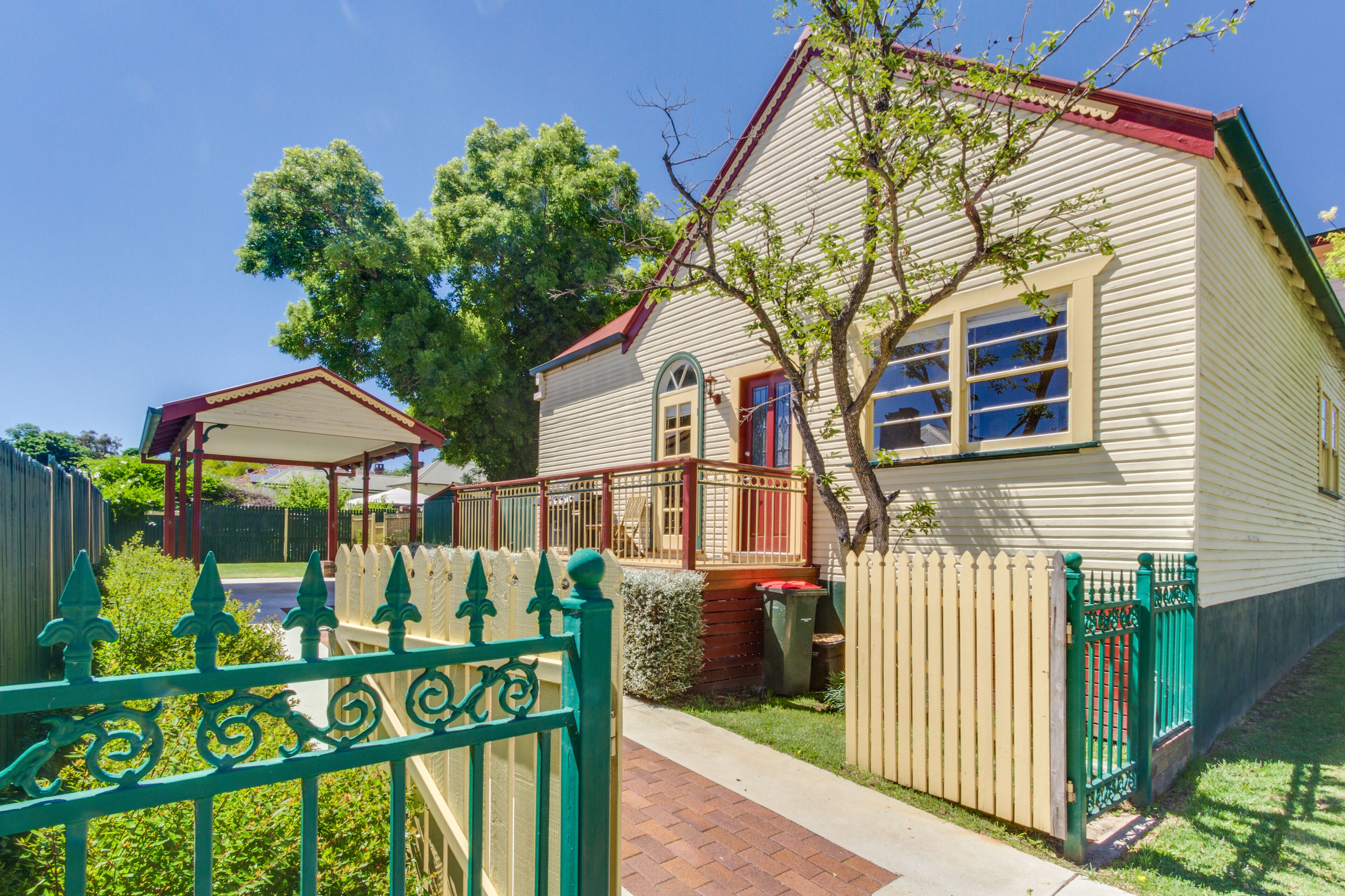 Bright 3-bedroom Apartment - Central Armidale