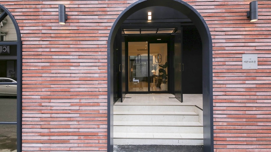 Hotel Urban Brown