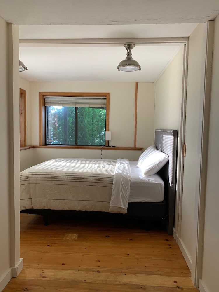 Half Moon Lake, Center Barnstead, NH vacation house on water front