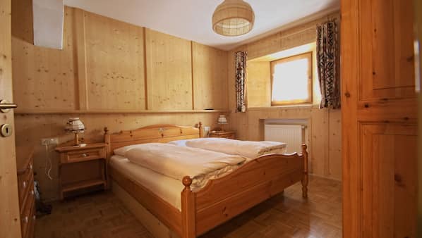 2 bedrooms, in-room safe, iron/ironing board, Internet